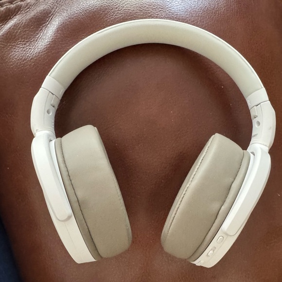 Sennheiser Wireless Bluetooth Headphones great condition.